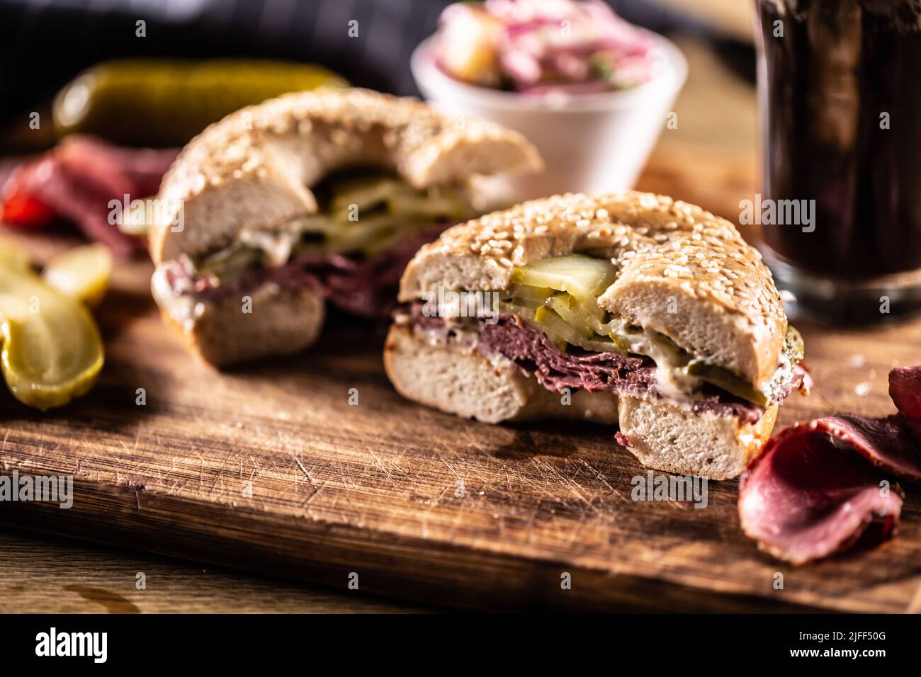 Bagel ripieno di gustosi pastrami di manzo e sottaceti. Foto Stock