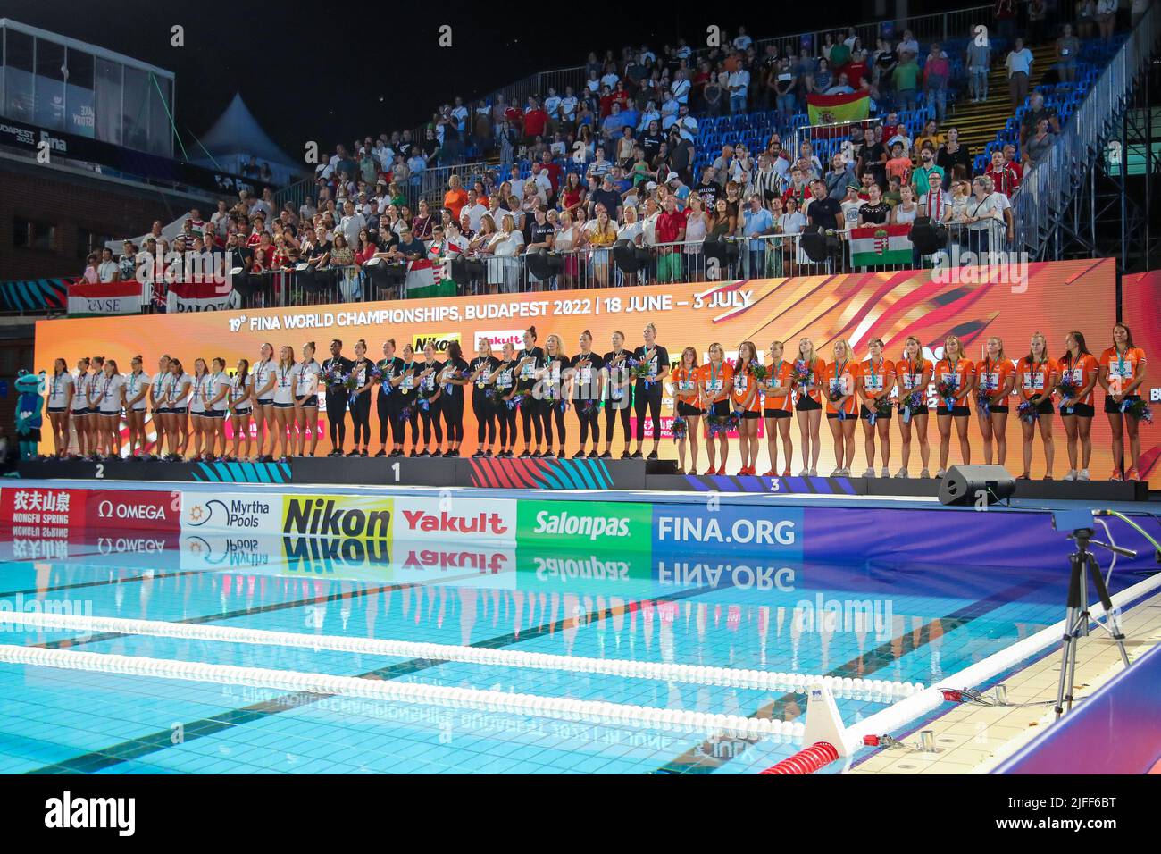 BUDAPEST, UNGHERIA - LUGLIO 2: Squadra Hunagry con la medaglia d'argento, Team USA con la medaglia d'oro, Team Netherlands con la medaglia di bronzo durante i campionati del mondo FINA cerimonia Medall di Budapest 2022 allo Stadio Alfred Hajos il 2 luglio 2022 a Budapest, Ungheria (Foto di Albert ten Hove/Orange Pictures) KNZB Foto Stock