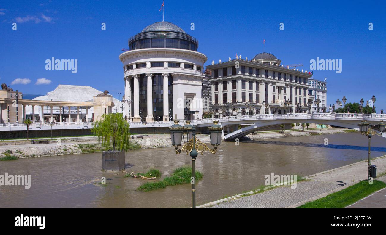 Macedonia settentrionale, Skopje, fiume Vardar, Opera Nazionale e Balletto, polizia finanziaria, Ministero degli Affari Esteri, Foto Stock