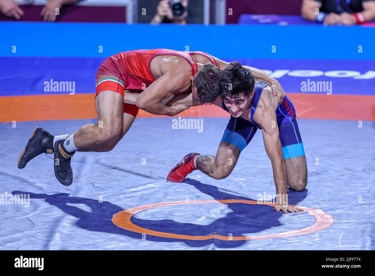 Roma, Italia. 02nd luglio 2022. Simone Vincenzo Piroddu (ITA) vs Harutyun Hovhannisyan (ARM) FS 57kg durante i Campionati europei U20, Wrestling a Roma, Italia, luglio 02 2022 Credit: Independent Photo Agency/Alamy Live News Foto Stock