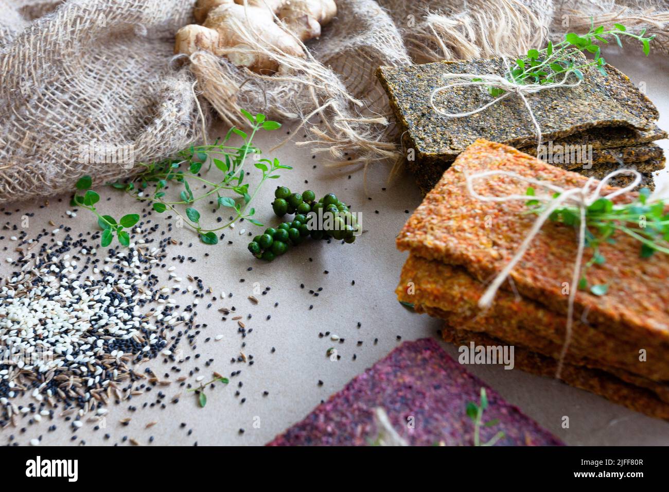 Copia spaziata con cibi senza glutine a basso contenuto di grassi disidratati con micro green. Primo piano. Concetto di nutrizione sana. Alimenti crudi. Foto Stock