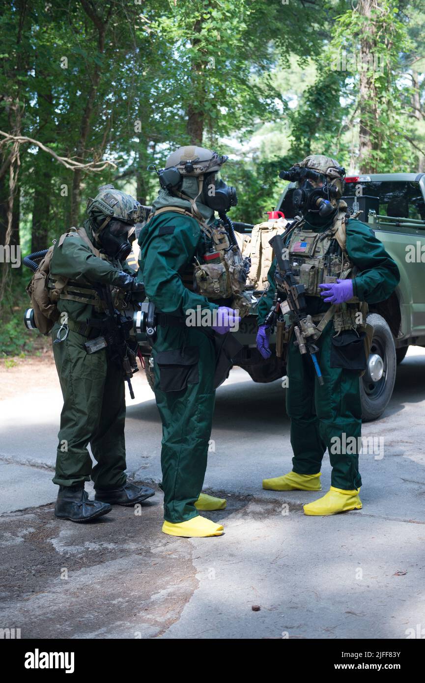 VIRGINIA BEACH, Virginia (Jun. 23, 2022)- tecnici EOD (Explosive Ordnance Disposal (EODU) della Explosive Ordnance Disposal Mobile Unit (EODMU) 6 ispezionano gli attrezzi MOPP (Mission-Oriented Protective Posture) dell'altro mentre sono in missione per contrastare l'ordnanza chimica simulata durante CRABEx. CRABEx è un esercizio di formazione che certifica le unità d'azione della Marina EOD nell'ambito del gruppo di smaltimento delle sostanze esplosive (EODGRU) 2, garantendo una forza EOD pronta e più letale. Foto Stock