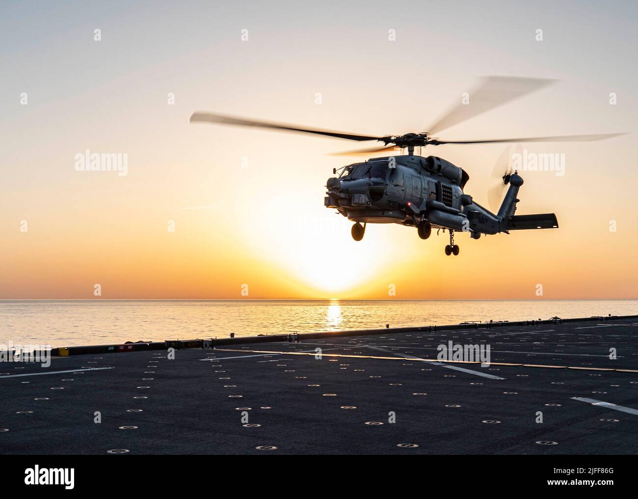 220529-N-TI693-2128 MAR MEDITERRANEO (29 maggio 2022) - un elicottero MH-60R decola dal ponte di volo a bordo della base marittima di spedizione di classe B. Puller di Lewis USS Hershel 'Woody' Williams (ESB 4) durante l'esercizio Phoenix Express 22, 29 maggio 2022. Phoenix Express 22, condotta dalle forze Navali degli Stati Uniti Africa, è un esercizio marittimo progettato per migliorare la cooperazione tra le nazioni partecipanti al fine di aumentare la sicurezza e la sicurezza marittima nel Mediterraneo. (STATI UNITI Foto Navy di Mass Communication Specialist 1st Class Fred Grey IV/Released) Foto Stock