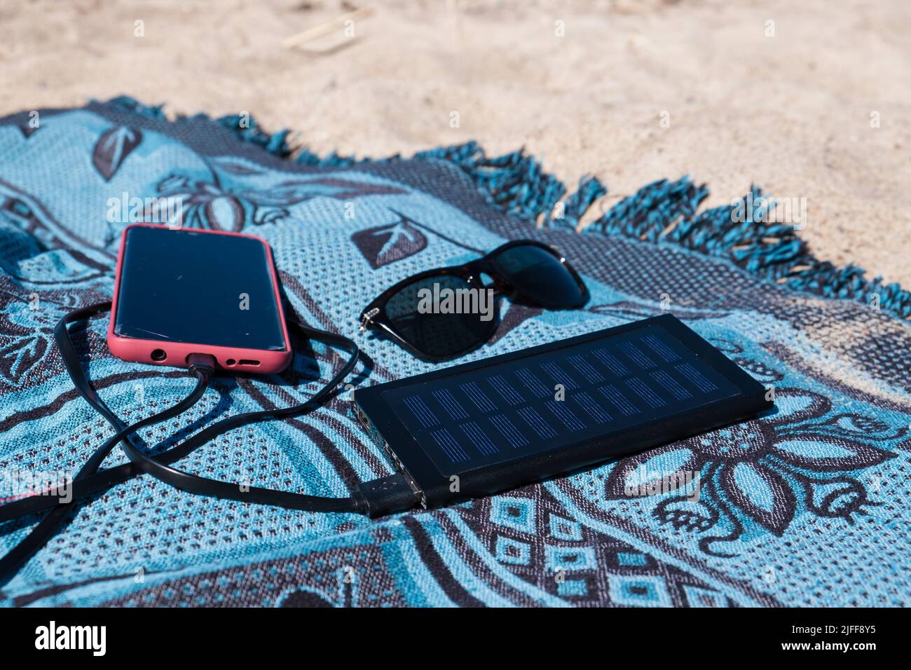 Caricatore solare portatile del telefono immagini e fotografie stock ad  alta risoluzione - Alamy