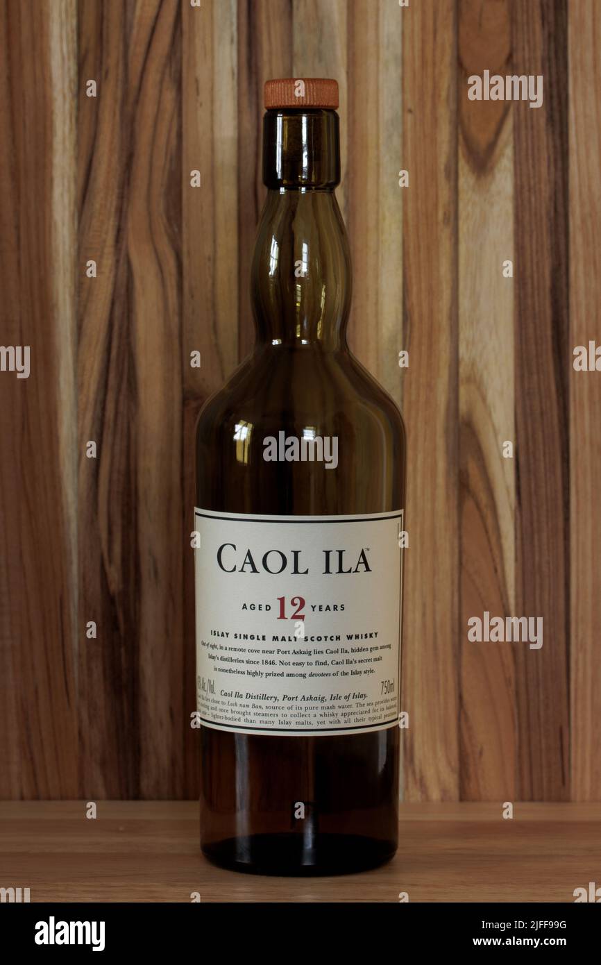 Bottiglia di Caol Ila di whisky Scotch di Malt singolo di 12 anni da Islay, Scozia Foto Stock