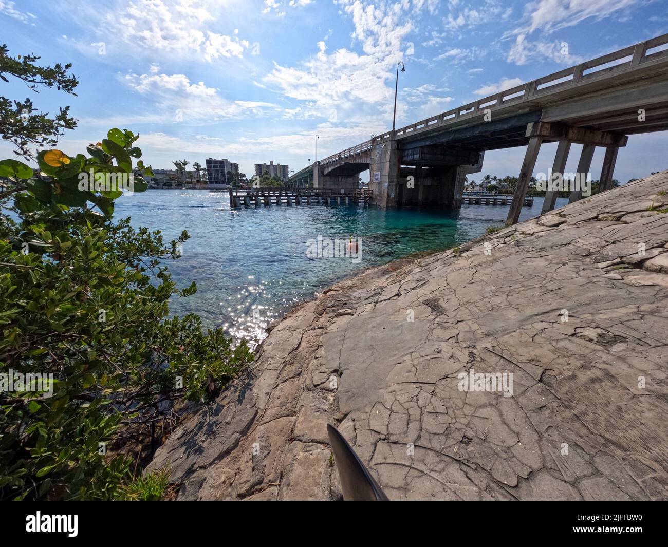 Jupiter, FL USA - 1 giugno 2022: L'area vicino al ponte levatoio Catos Bridge dove le persone vanno a fare snorkeling e a nuotare. Foto Stock Jupiter, FL USA - 1 giugno 2022: L'area vicino al ponte levatoio Catos Bridge dove le persone vanno a fare snorkeling e a nuotare. Foto Stock