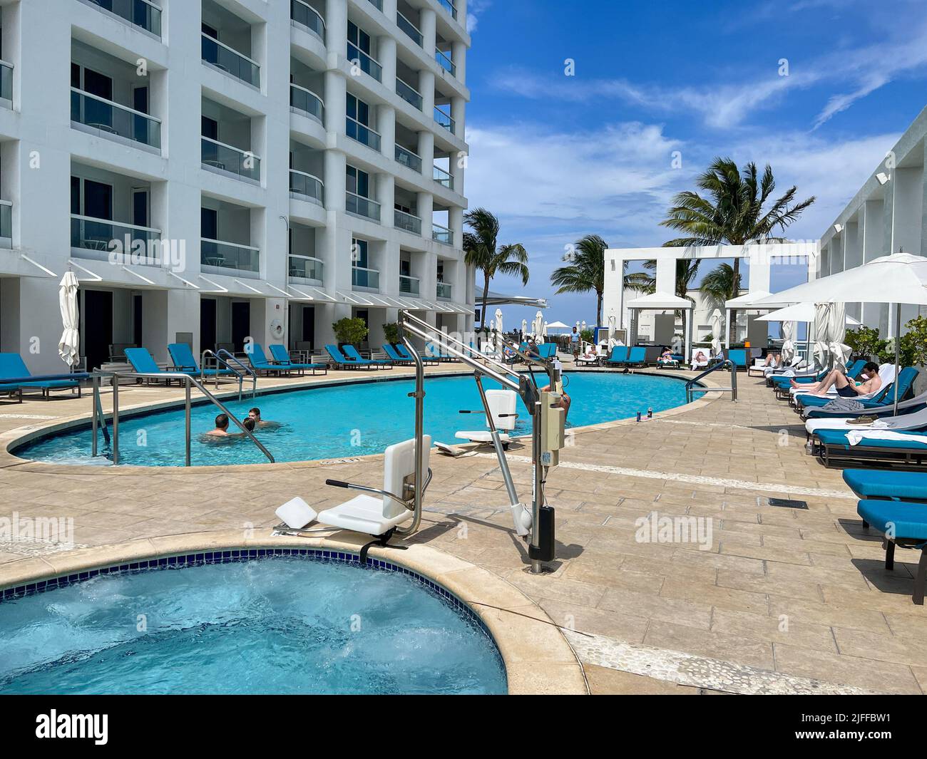 Ft. Lauderdale, FL USA - 6 Giugno 2022: La piscina al Conrad Hilton Hotel a ft. Lauderdale, Florida. Foto Stock