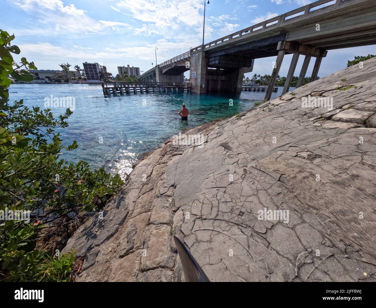 Jupiter, FL USA - 1 giugno 2022: L'area vicino al ponte levatoio Catos Bridge dove le persone vanno a fare snorkeling e a nuotare. Foto Stock Jupiter, FL USA - 1 giugno 2022: L'area vicino al ponte levatoio Catos Bridge dove le persone vanno a fare snorkeling e a nuotare. Foto Stock