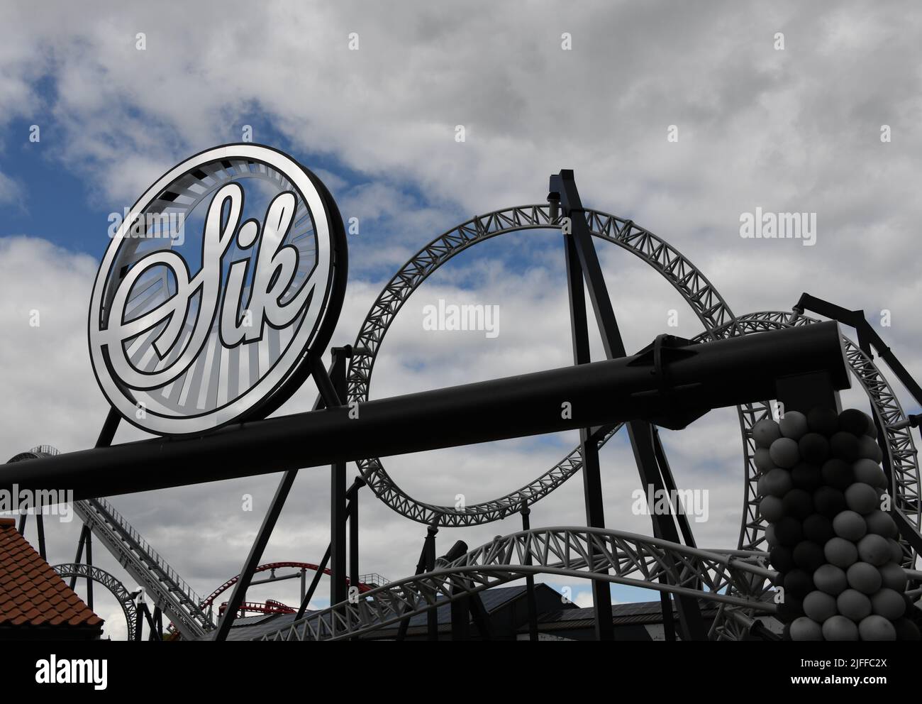 Chi ama il brivido può provare il nuovo giro di 10 Looping 'Sik' a Flamingoland nello Yorkshire. Credit: Thomas Faull/Alamy Live News Foto Stock