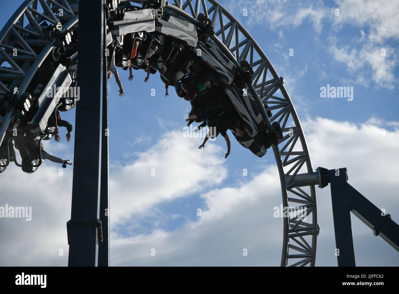 Chi ama il brivido può provare il nuovo giro di 10 Looping 'Sik' a Flamingoland nello Yorkshire. Credit: Thomas Faull/Alamy Live News Foto Stock