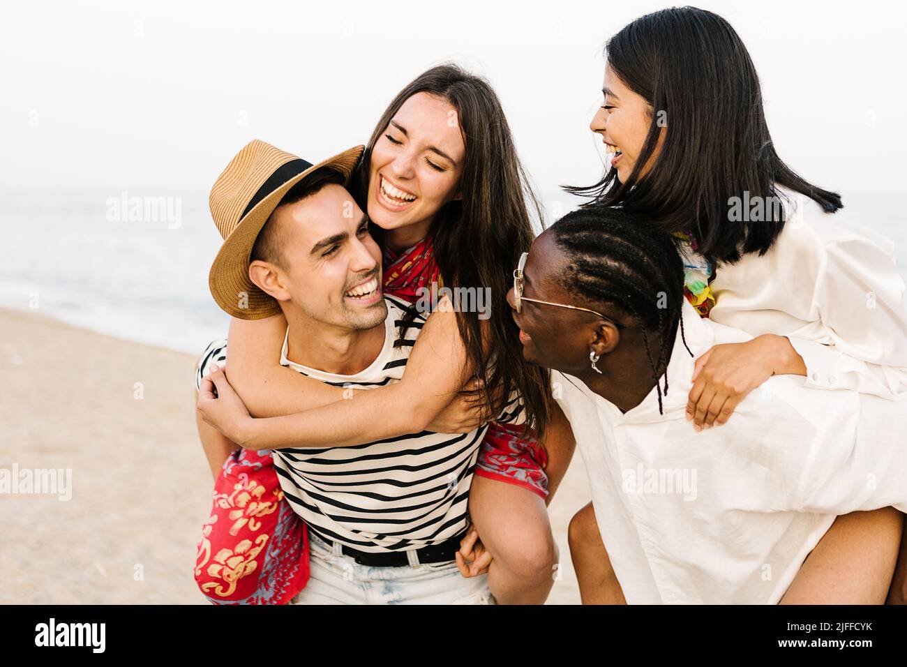 Giovani amici multirazziali che si godono una giornata in spiaggia nelle vacanze estive Foto Stock