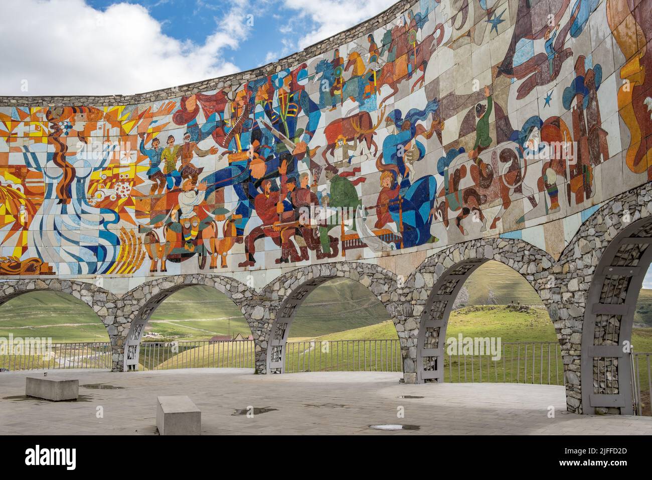 Monumento di amicizia georgiano russo-sovietico sulla Roa militare georgiana in Georgia Foto Stock