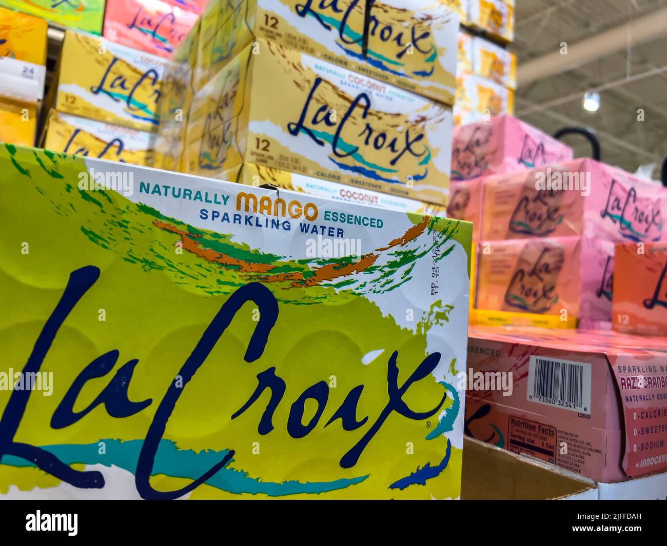 Mill Creek, WA USA - circa Giugno 2022: Primo piano angolato di scatole di acqua frizzante marca la Croix Foto Stock Mill Creek, WA USA - circa Giugno 2022: Primo piano angolato di scatole di acqua frizzante marca la Croix Foto Stock