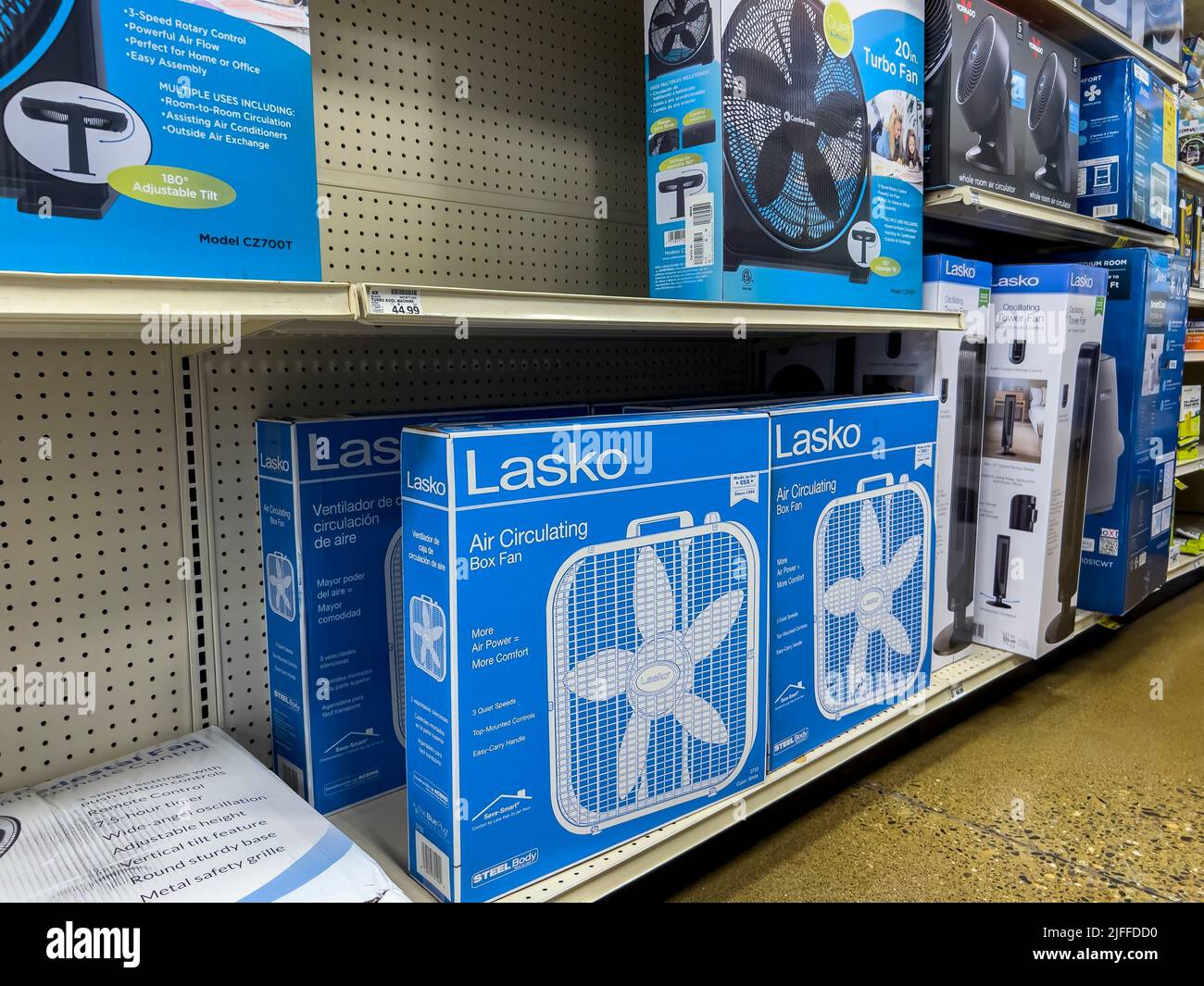 Everett, WA USA - circa Giugno 2022: Primo piano di box fan in vendita all'interno di un negozio di alimentari Fred Meyer. Foto Stock