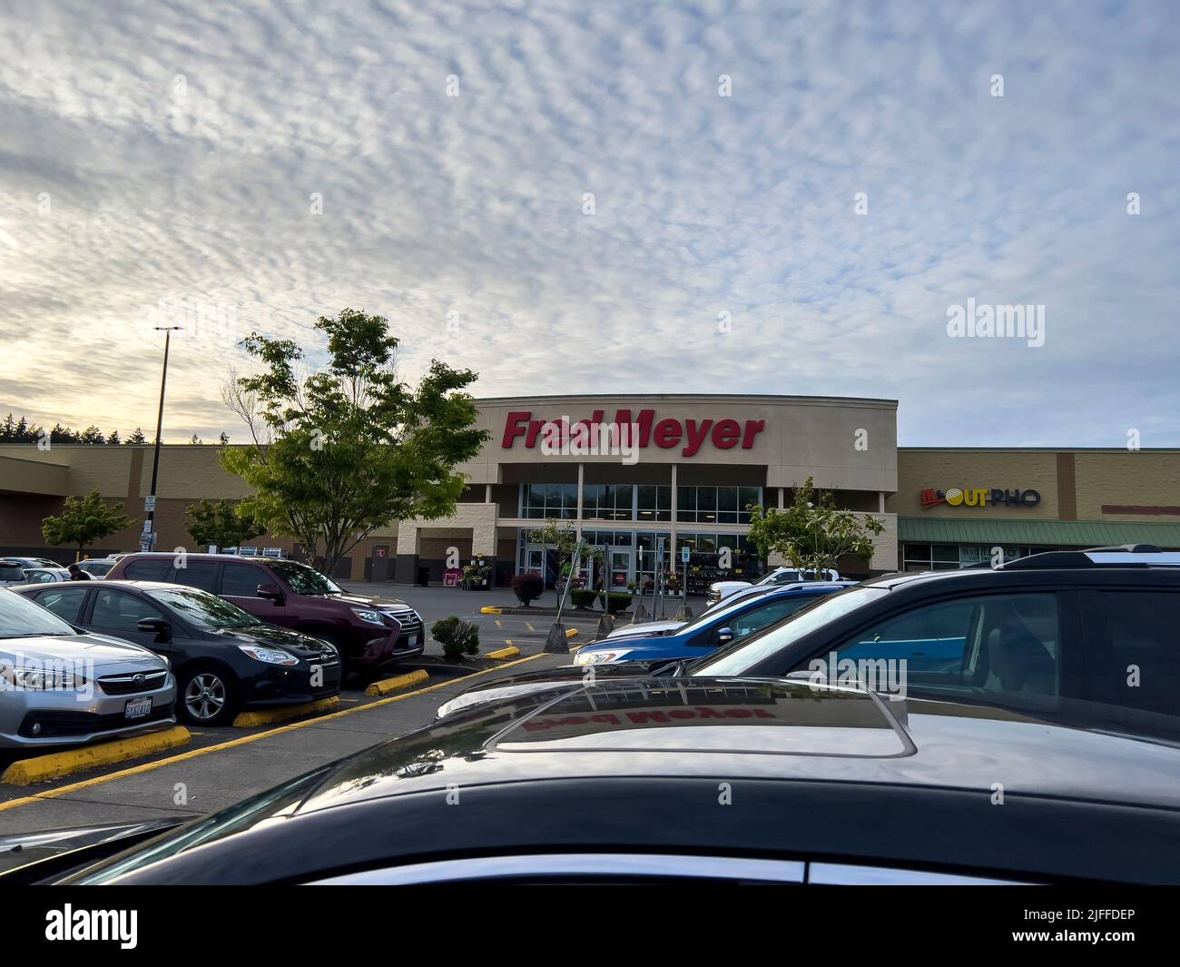 Everett, WA USA - circa Giugno 2022: Vista esterna di un negozio Fred Meyer al tramonto Foto Stock