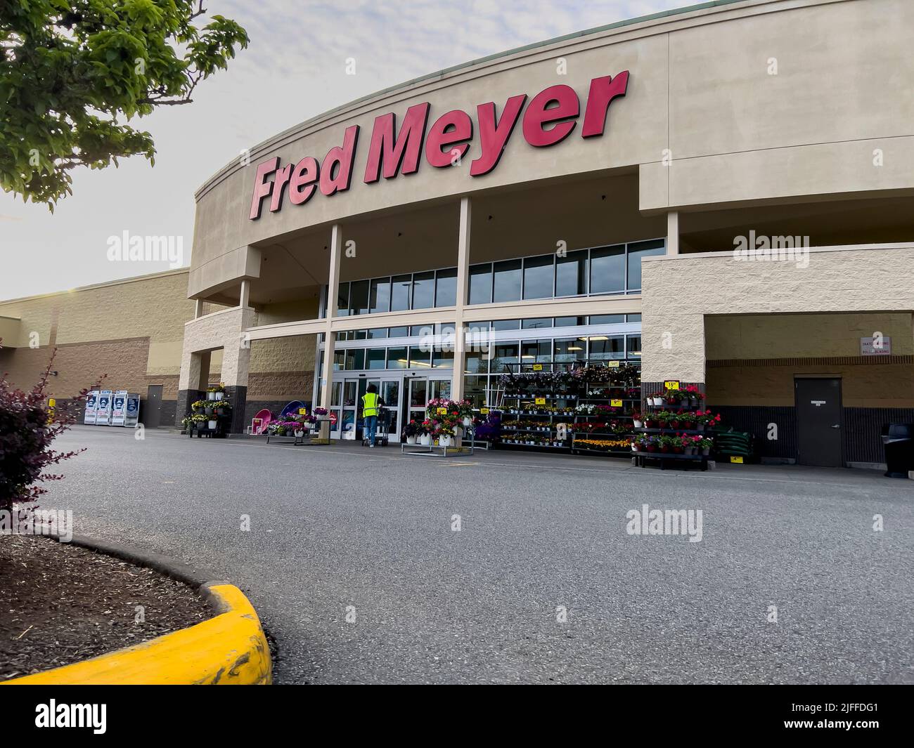 Everett, WA USA - circa Giugno 2022: Vista esterna di un negozio Fred Meyer al tramonto. Foto Stock