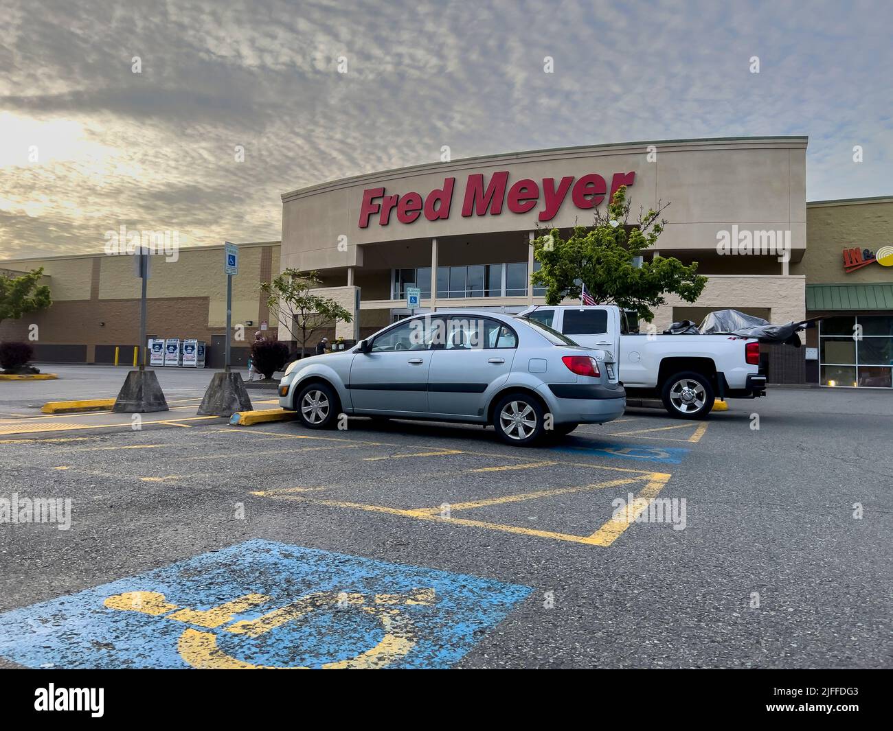 Everett, WA USA - circa Giugno 2022: Vista esterna di un negozio Fred Meyer al tramonto Foto Stock