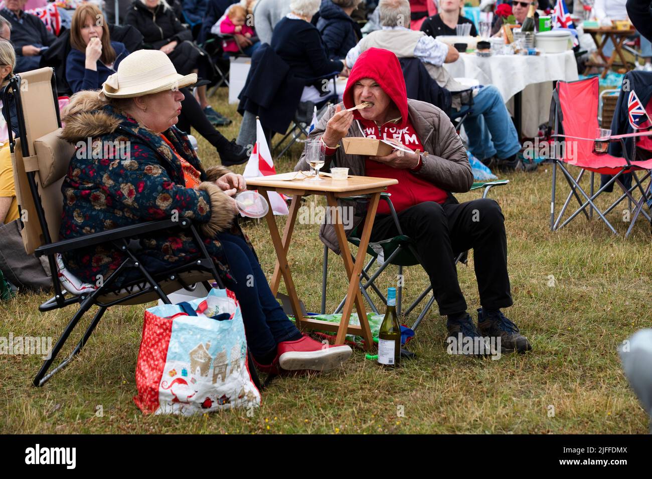 Woodstock, Oxfordshire, Regno Unito. 2nd luglio 2022. Coppia mangiare e bere. Concerti picnic di Battle Prom. Palazzo di Blenheim. Regno Unito. Credit: Alexander Caminada/Alamy Live News Foto Stock