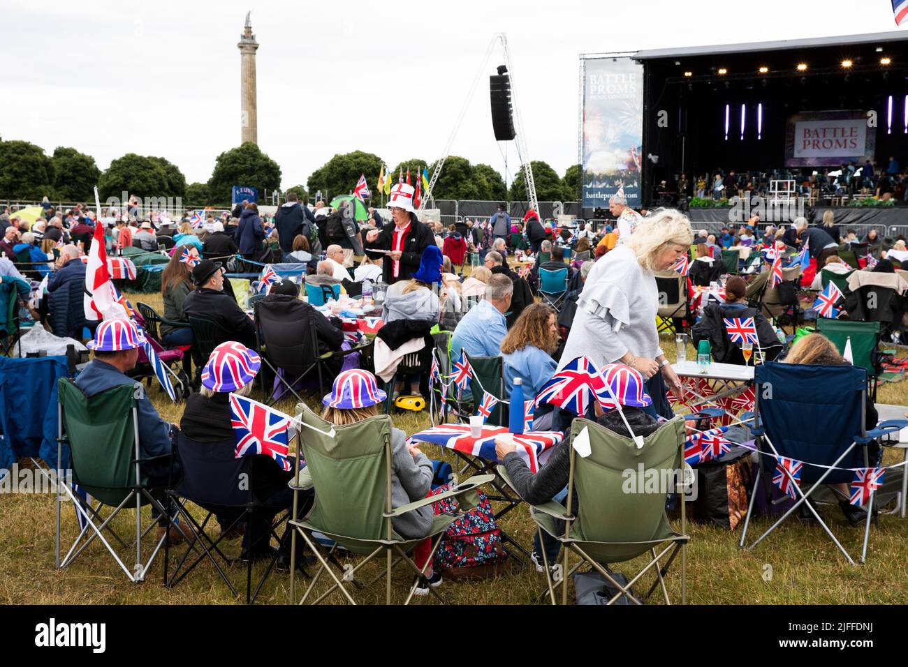 Woodstock, Oxfordshire, Regno Unito. 2nd luglio 2022. Pubblico seduto in sedie da campeggio con cappelli Untion Jack Bowler. Concerti picnic di Battle Prom. Palazzo di Blenheim. Regno Unito. Credit: Alexander Caminada/Alamy Live News Foto Stock