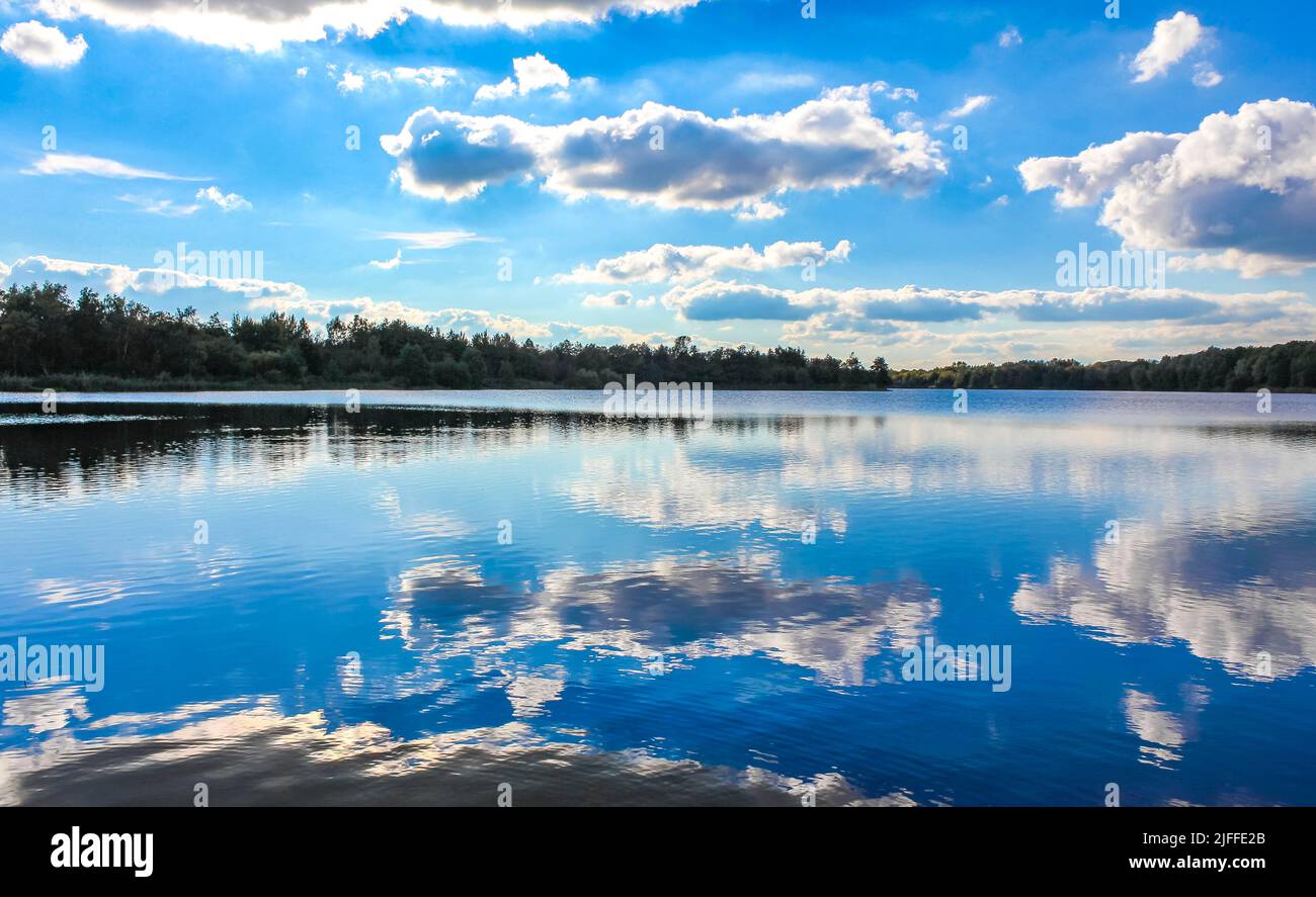 Stoteler Germania settentrionale See lago blu acqua con nube riflessione e paesaggio naturale panorama in Stotel Loxstedt Cuxhaven bassa Sassonia Germania. Foto Stock