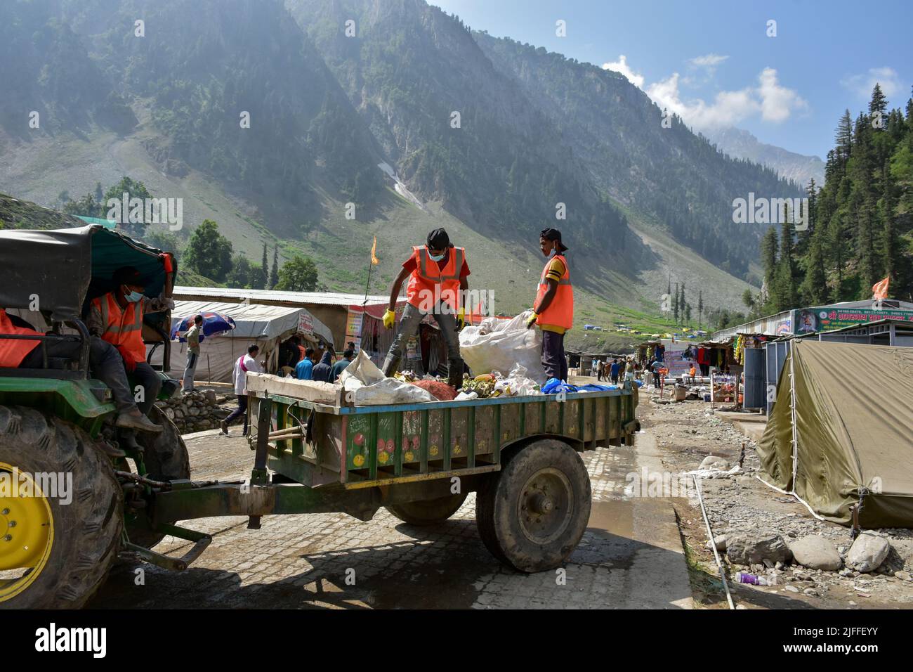 Dumail, Kashmir, India. 2nd luglio 2022. I lavoratori raccolgono rifiuti sulla strada per il santuario di Amarnath, durante l'annuale pellegrinaggio indù vicino a Dumail, circa 128 chilometri a nord-est di Srinagar. Dopo un divario di due anni a causa della pandemia di coronavirus, un pellegrinaggio indù di 43 giorni è iniziato a Kashmir VALLry in mezzo a accordi di sicurezza senza precedenti. Il governo stima che un milione di indù provenienti da tutta l'India parteciperanno all'evento con nella regione restive. (Credit Image: © Saqib Majeed/SOPA Images via ZUMA Press Wire) Foto Stock