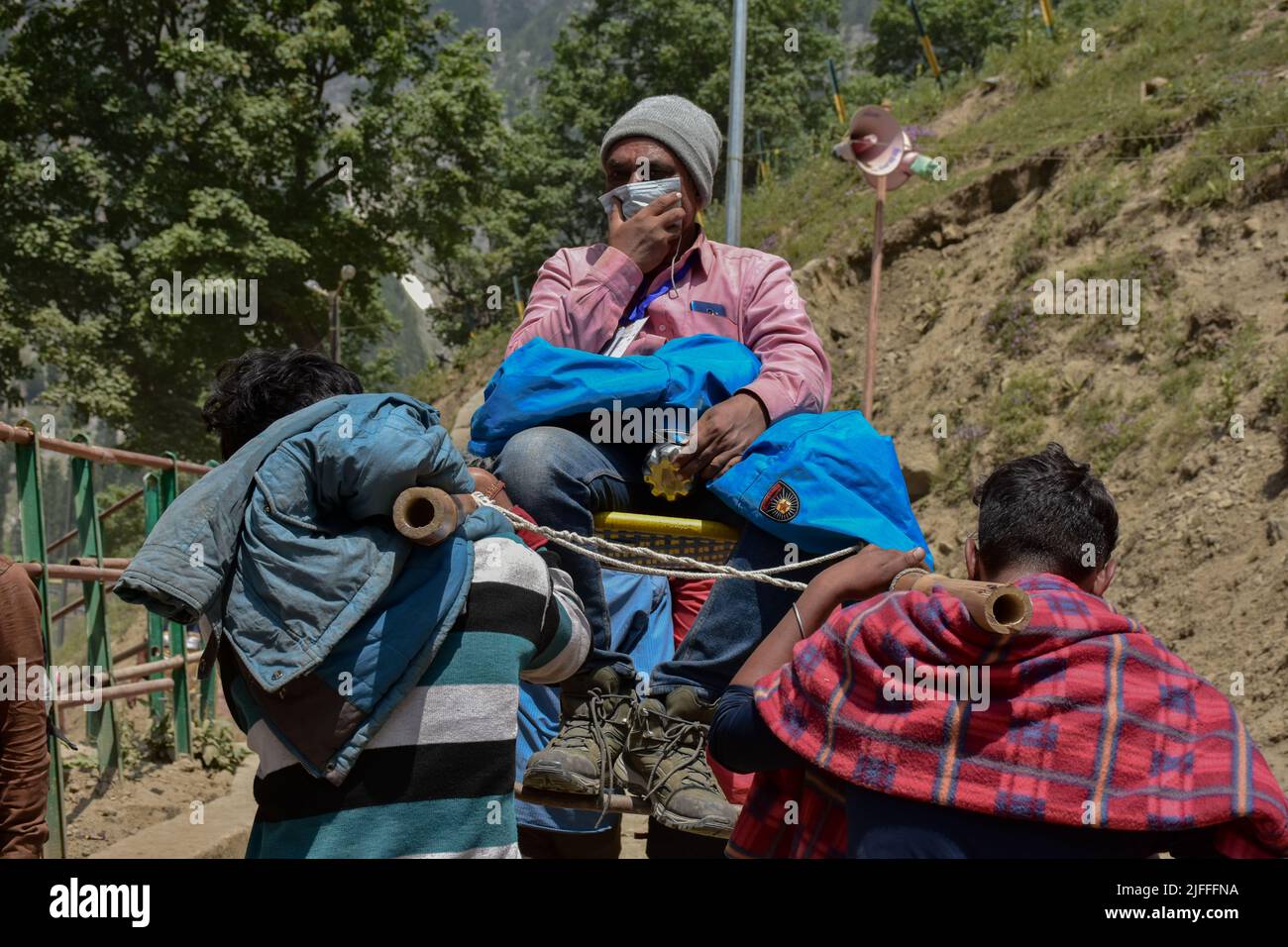 Dumail, Kashmir, India. 2nd luglio 2022. I portieri trasportano un pellegrino indù indiano su un palanquin al santuario di Amarnath, durante il pellegrinaggio indù annuale vicino a Dumail, circa 128 chilometri a nord-est di Srinagar. Dopo un divario di due anni a causa della pandemia di coronavirus, un pellegrinaggio indù di 43 giorni è iniziato a Kashmir VALLry in mezzo a accordi di sicurezza senza precedenti. Il governo stima che un milione di indù provenienti da tutta l'India parteciperanno all'evento con nella regione restive. (Credit Image: © Saqib Majeed/SOPA Images via ZUMA Press Wire) Foto Stock