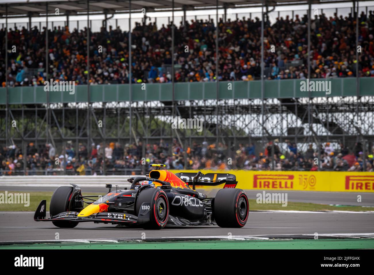 SILVERSTONE, REGNO UNITO - 02 luglio 2022: Sergio Perez, dal Messico, compete per la Red Bull Racing. Qualifiche, round 10 del campionato 2022 F1. Credit: Michael Potts/Alamy Live News Foto Stock