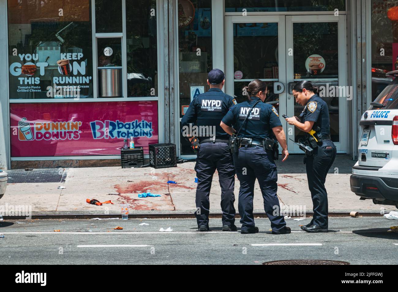 2 luglio 2022: Gli ufficiali NYPD e lo Strategic Response Group si trovano di fronte alla scena di un tiro nel Lower East Side di Manhattan, New York Foto Stock