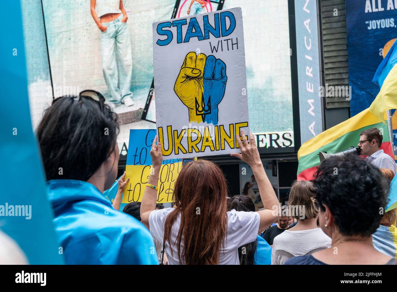 New York, Stati Uniti. 02nd luglio 2022. Centinaia di attivisti, sostenitori e ucraino-americani hanno organizzato un raduno contro l'invasione russa in Ucraina a Times Square a New York il 2 luglio 2022. Molti tenevano e si avvolgevano in bandiere ucraine. Al Rally hanno partecipato il Console Generale dell'Ucraina a New York Oleksii Holubov e l'Ambasciatore lettone presso le Nazioni Unite Janis Karklins. (Foto di Lev Radin/Sipa USA) Credit: Sipa USA/Alamy Live News Foto Stock