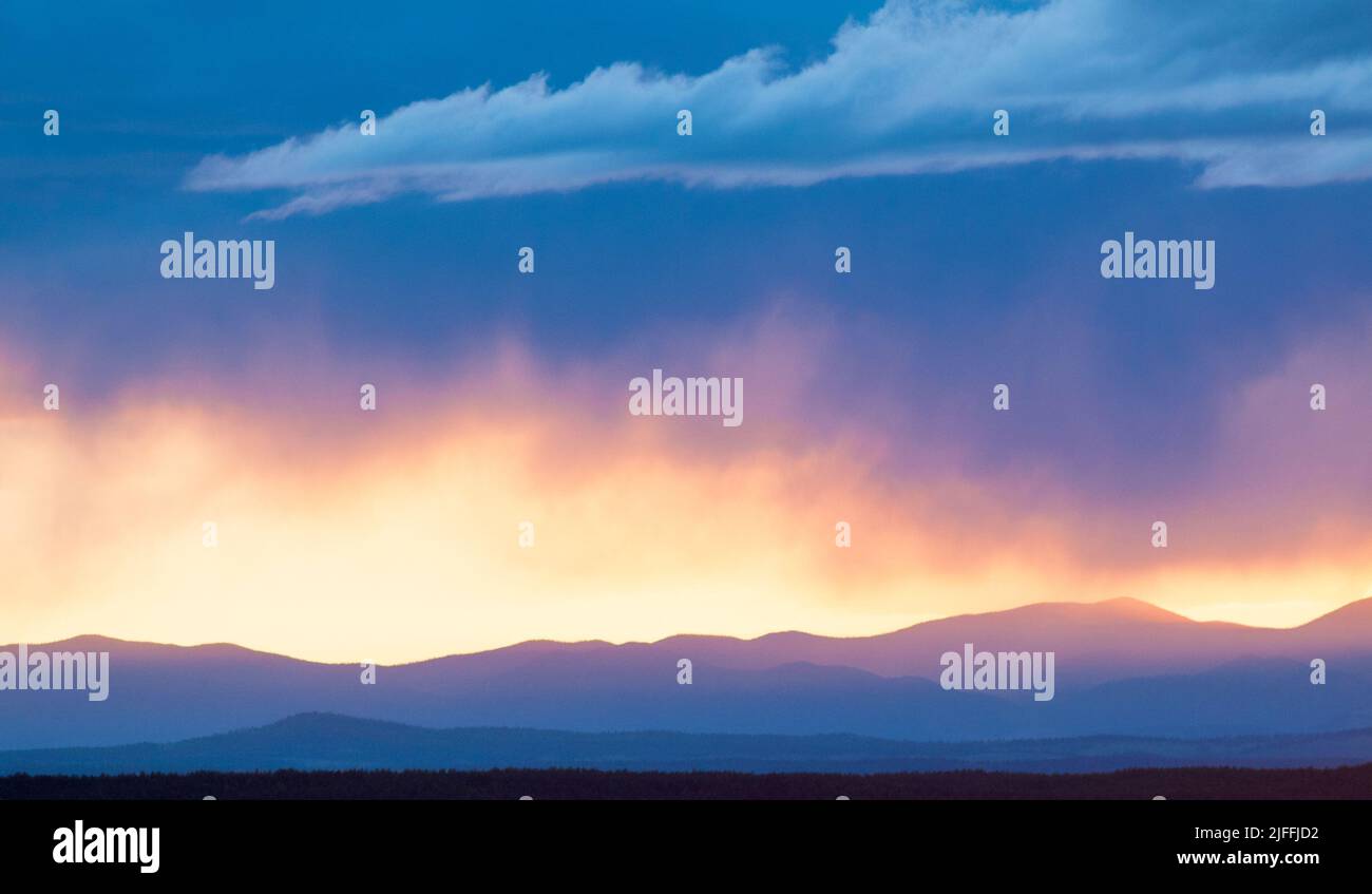 Tramonto e nuvole nelle Montagne Rocciose del Colorado, USA Foto Stock