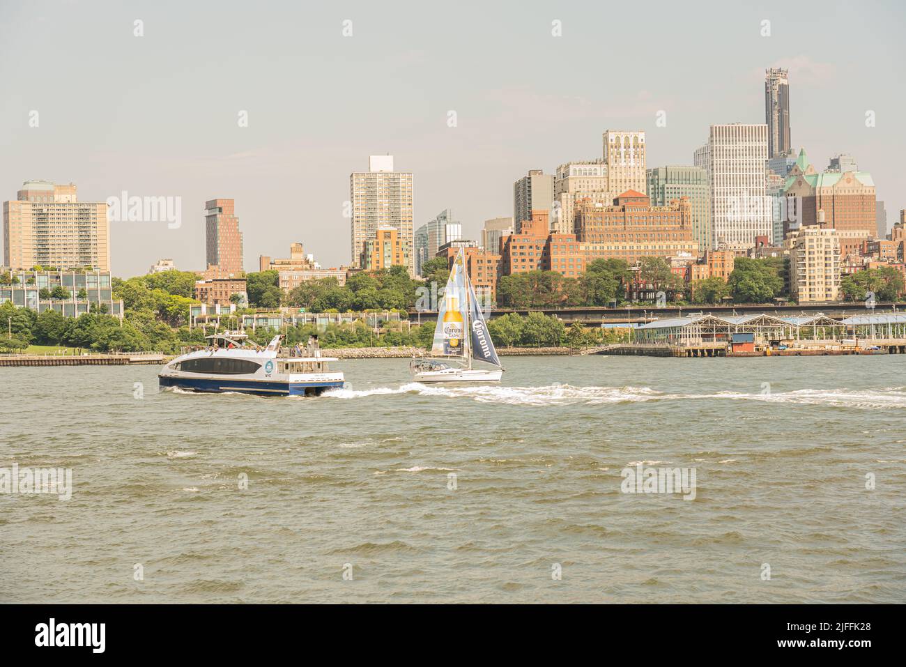 DUMBO, Brooklyn, New York: Paesaggio con la vista sul ponte di Brooklyn, East River, New York City edifici e barche a vela Foto Stock