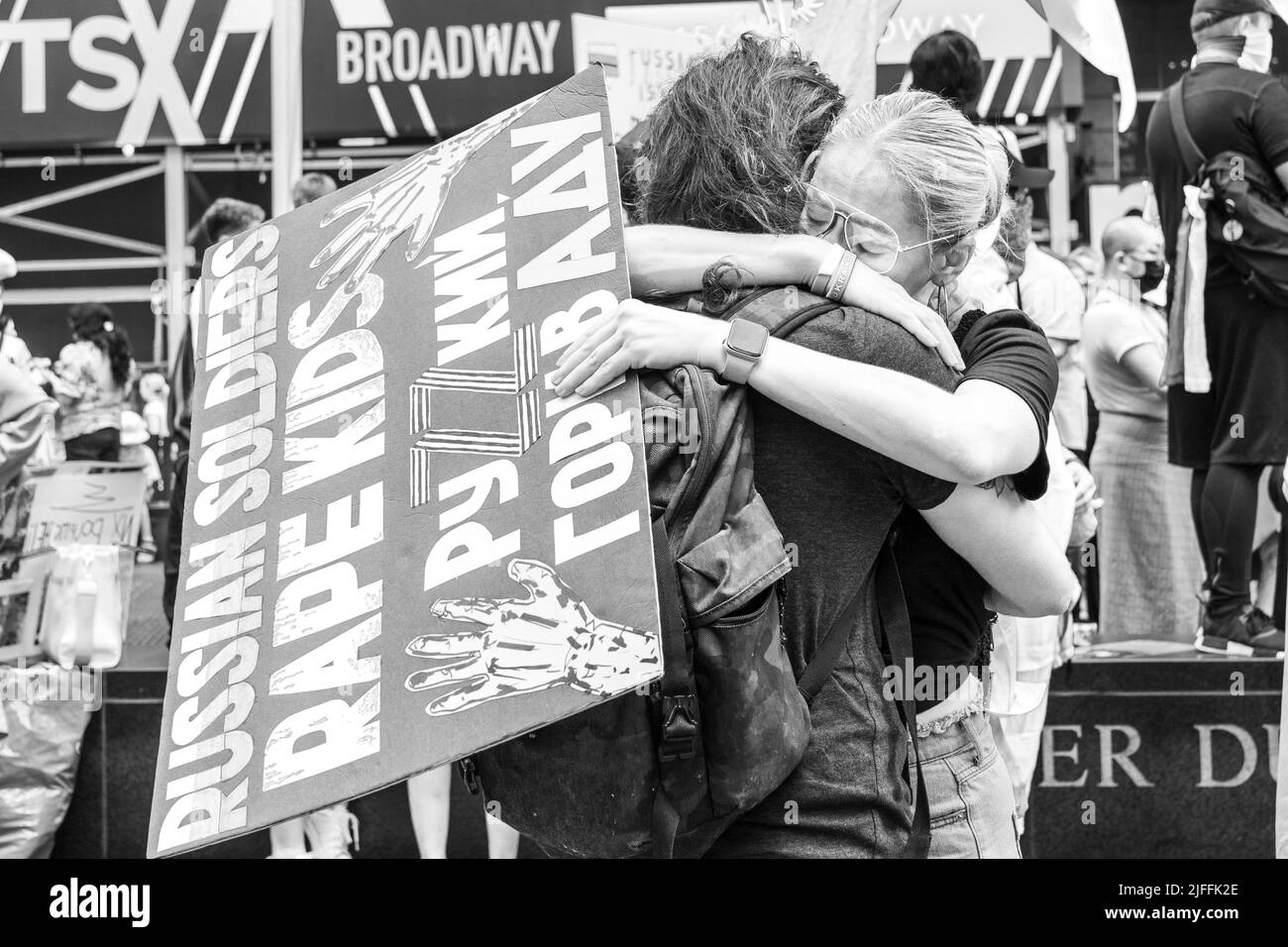 New York, NY - 2 luglio 2022: Attivisti, ucraino-americani hanno organizzato un raduno contro l'invasione russa in Ucraina a Times Square Foto Stock