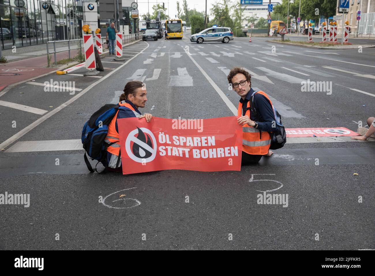 Berlino, Germania. 1st luglio 2022. Gli attivisti climatici del movimento Letzte Generation, ultima generazione, hanno bloccato diverse uscite autostradali del A100, Autobahn, a Berlino, Germania, il 1 luglio, 2022, causando inceppamenti del traffico. (Credit Image: © Michael Kuenne/PRESSCOV via ZUMA Press Wire) Foto Stock