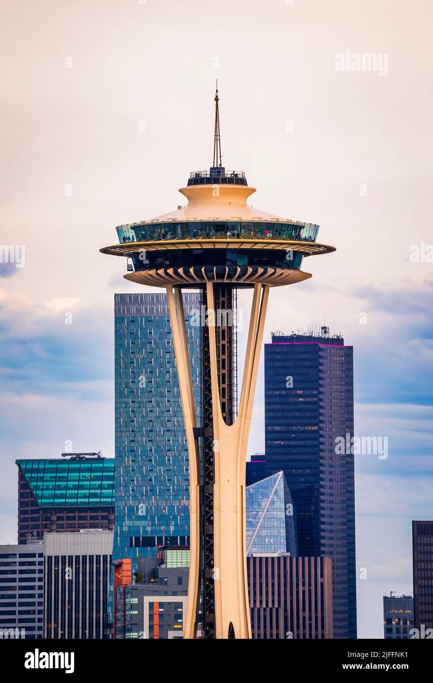 Panorama dello skyline di Seattle con lo Space Needle di Seattle al tramonto dal Kerry Park di Seattle, Washington Foto Stock