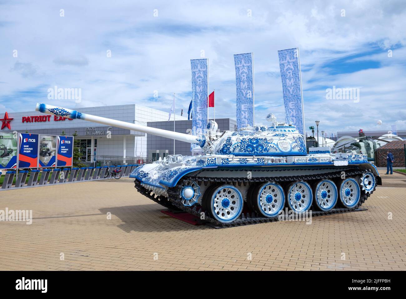 REGIONE DI MOSCA, RUSSIA - 27 AGOSTO 2020: Serbatoio medio sovietico T-55, dipinto nello stile dei modelli nazionali russi, all'ingresso della mostra Foto Stock