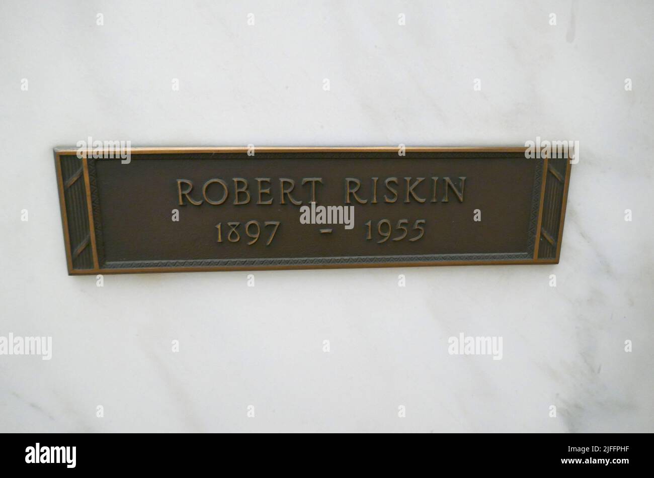 Inglewood, California, USA 29th Giugno 2022 sceneggiatore Robert Riskin's grave in Mausoleo del Golden West, Sanctuary of Eternity at Inglewood Park Cemetery il 29 Giugno 2022 a Inglewood, Los Angeles, California, USA. Foto di Barry King/Alamy Stock Foto Foto Stock