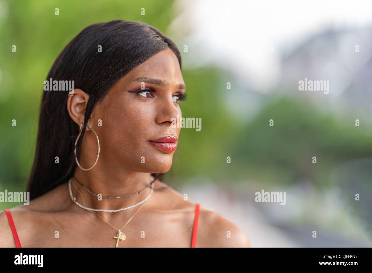 Ritratto di una donna Transgender distratta all'aperto Foto Stock