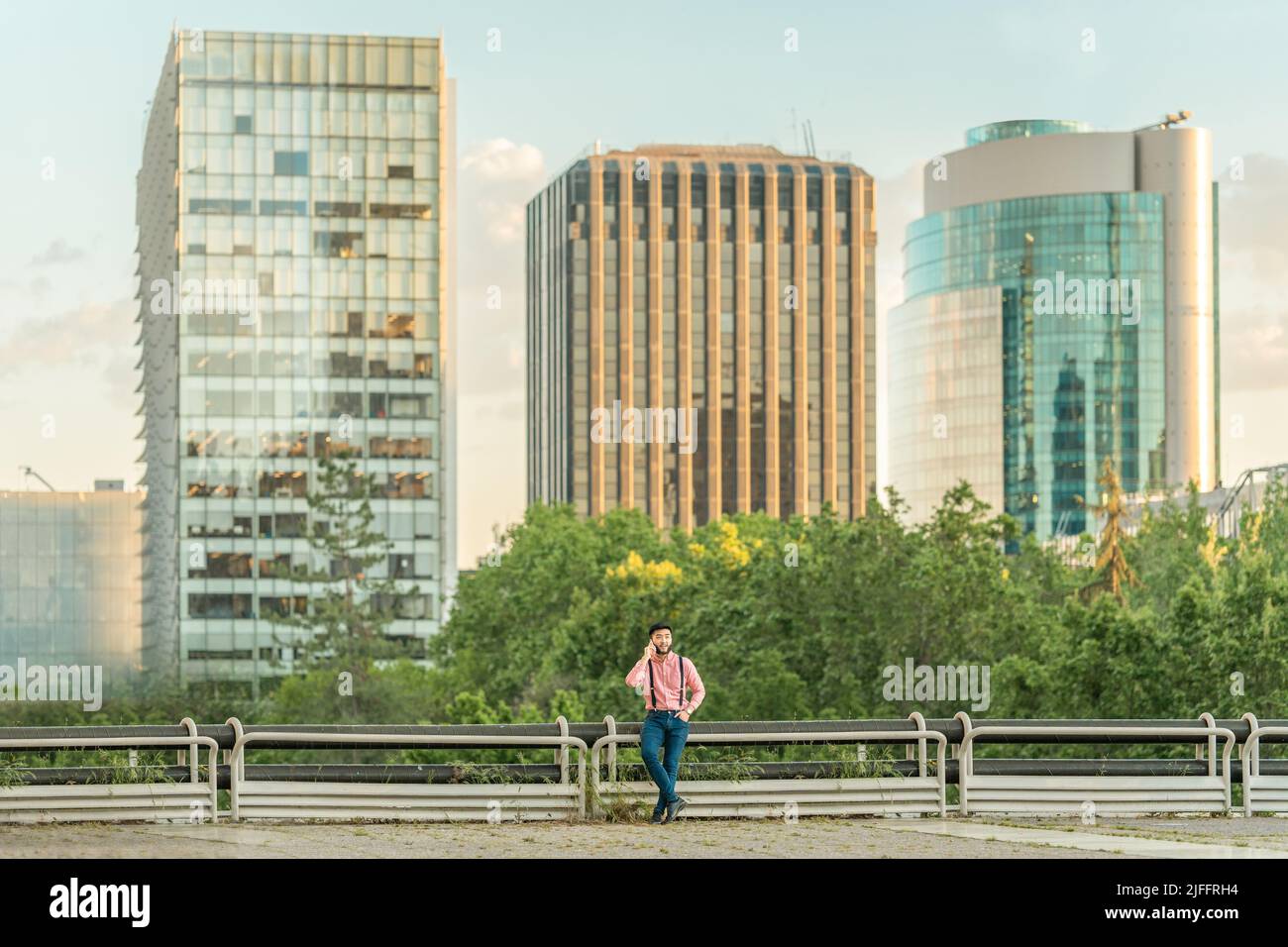 Uomo che parla con il suo cellulare da un punto di vista Foto Stock