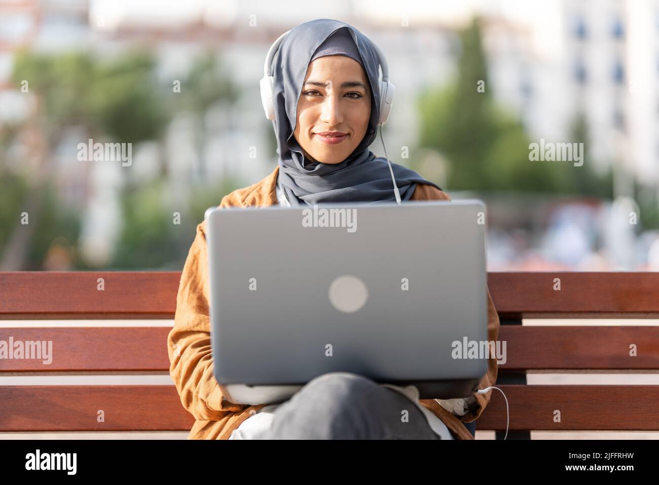 Ritratto di una donna musulmana con un computer portatile Foto Stock
