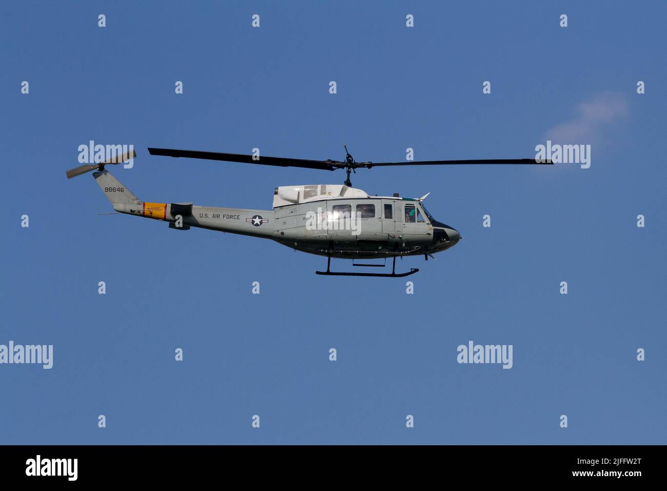 Un elicottero USAF Bell UH-1N Iroquois che vola a Yokota Airbase, Fussa, Tokyo, Giappone. Foto Stock