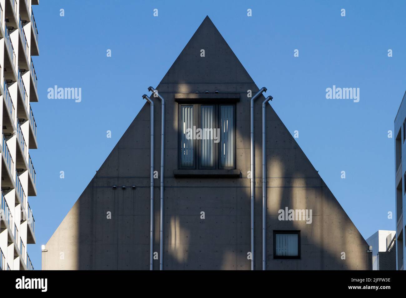 Un edificio con tetto a punta a Tokyo, Giappone. Foto Stock