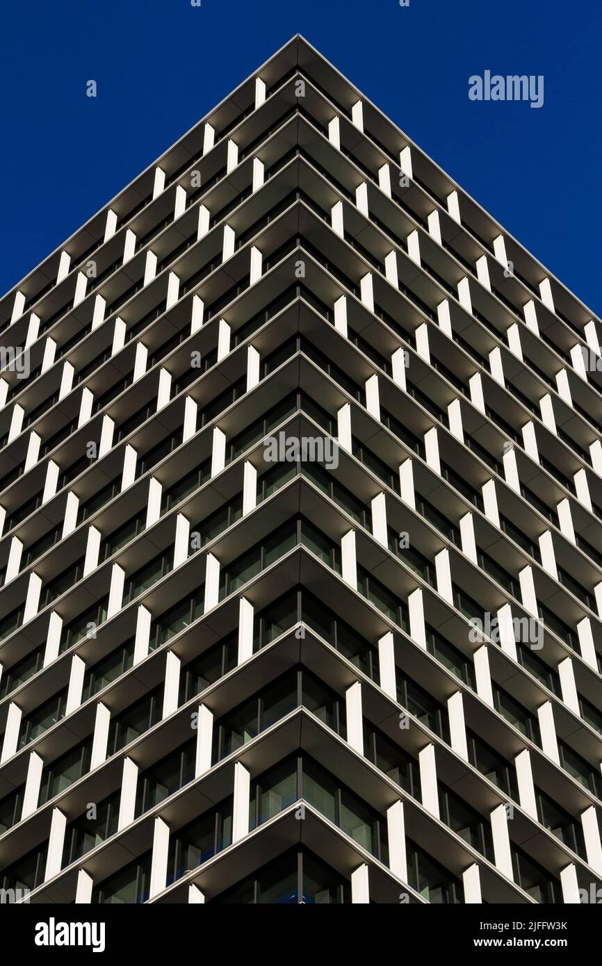 Immagine astratta guardando verso l'alto e moderna torre di uffici a Tokyo, Giappone. Foto Stock