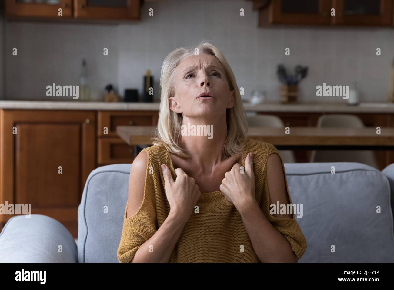 La donna anziana soffre di alte temperature a casa Foto Stock