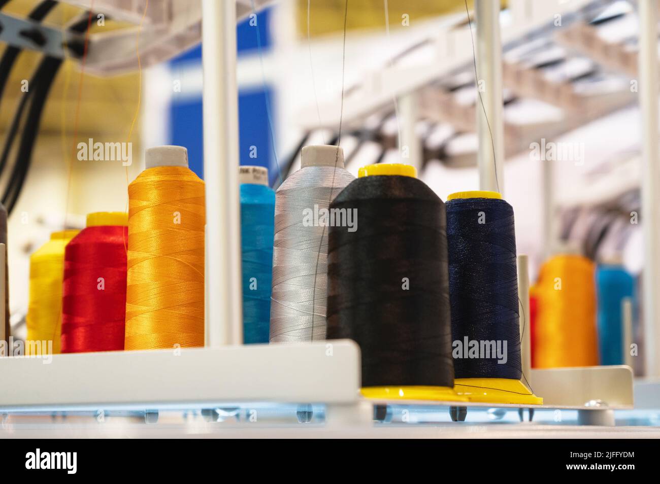 5 Bobine In Plastica Colorata Per Macchina Da Cucire Medion - Accessorio Ricambio Universale