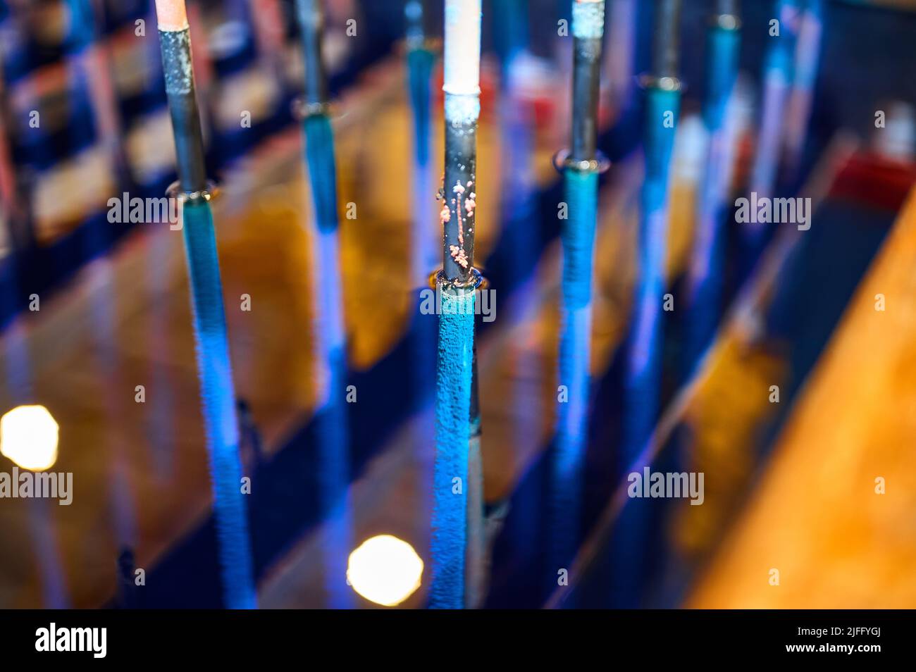 Catodi messi in soluzione elettrolitica per ottenere polvere di rame Foto Stock