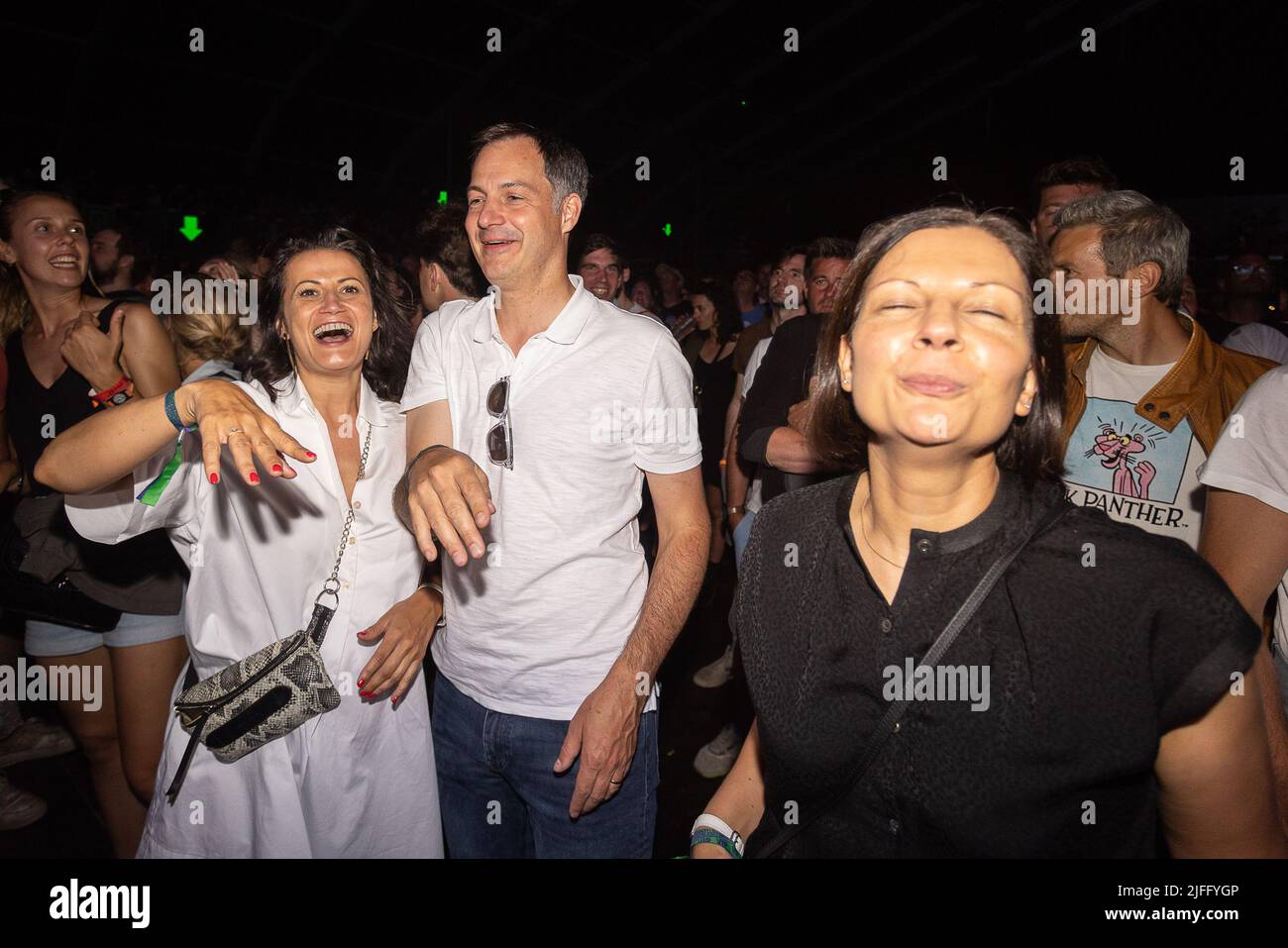 Stephanie D'Hose, il primo ministro Alexander De Croo e Annik Penders partecipano alla terza giornata del festival musicale Rock Werchter a Werchter, sabato 02 luglio 2022. L'edizione di quest'anno del festival si svolge dal 30 giugno al 3 luglio, dopo due edizioni cancellate nel 2020 e 2021 a causa della pandemia del virus corona. BELGA FOTO JAMES ARTHUR GEKIERE Foto Stock