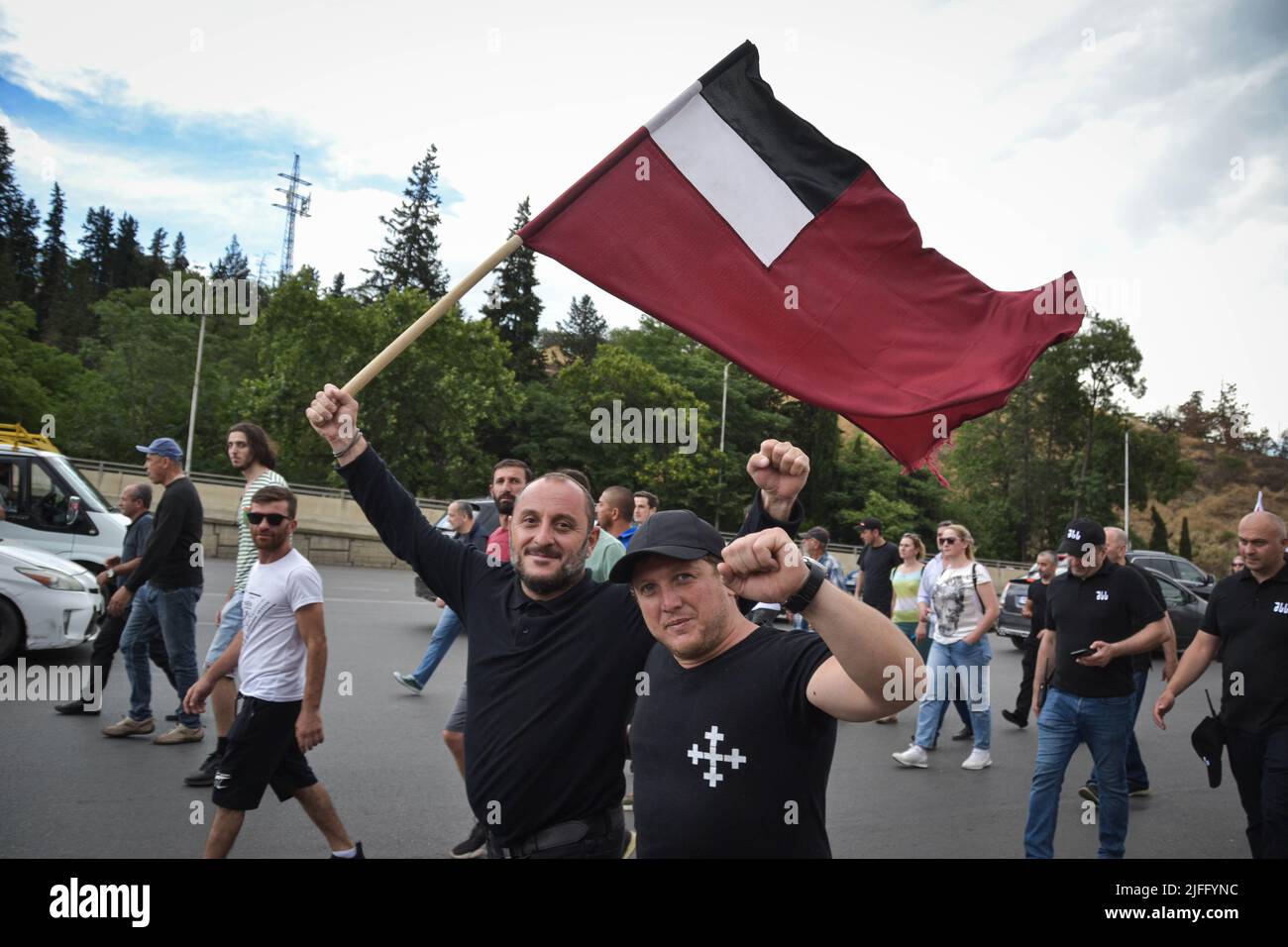 Tbilisi, Georgia. 02nd luglio 2022. I manifestanti omofobici marciano per le strade di Tbilisi, durante una manifestazione contro LGBTQ PRIDE.a un rally anti LGBTQ è stato organizzato un violento gruppo omofobico riunito di fronte al parlamento, protestando contro il giorno dell'orgoglio. Il giorno dell'orgoglio era programmato in un altro luogo privato. Credit: SOPA Images Limited/Alamy Live News Foto Stock