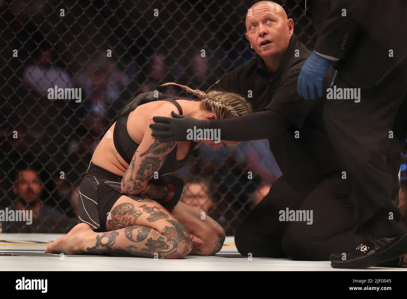 LAS VEGAS, NV - 2 LUGLIO: Jessica-Rose Clark reagisce alla sua perdita a Julija Stoliarenko nel loro Bantamweight Bout femminile alla UFC 276 alla T-Mobile Arena il 2 luglio 2022 a Las Vegas, Nevada, Stati Uniti.(Foto di Alejandro Salazar/PxImages) Foto Stock