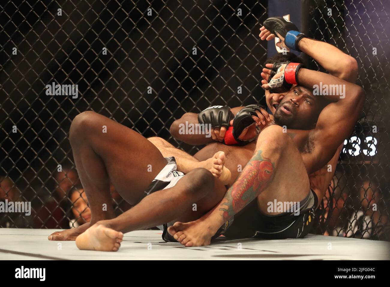 LAS VEGAS, NV - LUGLIO 2: Andre Muniz (indietro) controlla il corpo di Uriah Hall (davanti) nel loro mazzetto di peso medio alla UFC 276 alla T-Mobile Arena il 2 luglio 2022 a Las Vegas, Nevada, Stati Uniti. (Foto di Alejandro Salazar/PxImages) Foto Stock