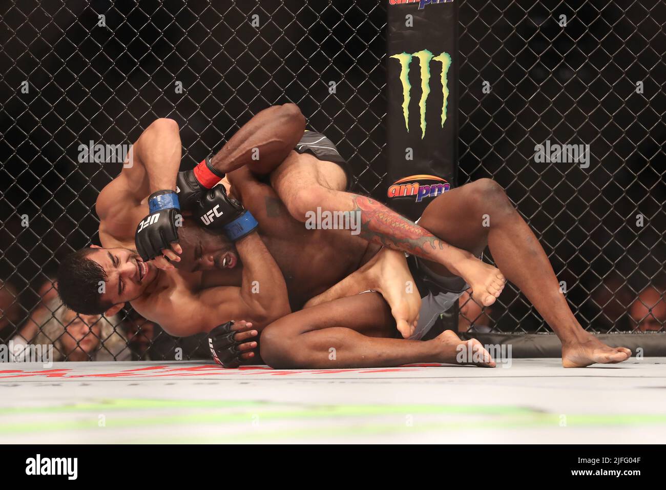 LAS VEGAS, NV - 2 LUGLIO: (L-R) Andre Muniz tenta di presentare Uriah Hall nel loro Middleweight Bout alla UFC 276 alla T-Mobile Arena il 2 luglio 2022 a Las Vegas, Nevada, Stati Uniti. (Foto di Alejandro Salazar/PxImages) Foto Stock